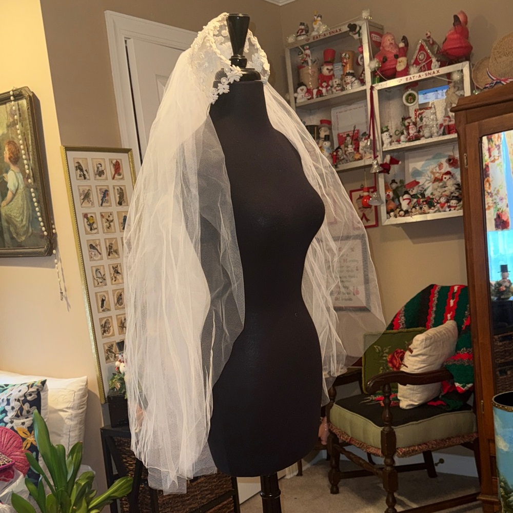 Lace Embellished Cream Bridal Veil